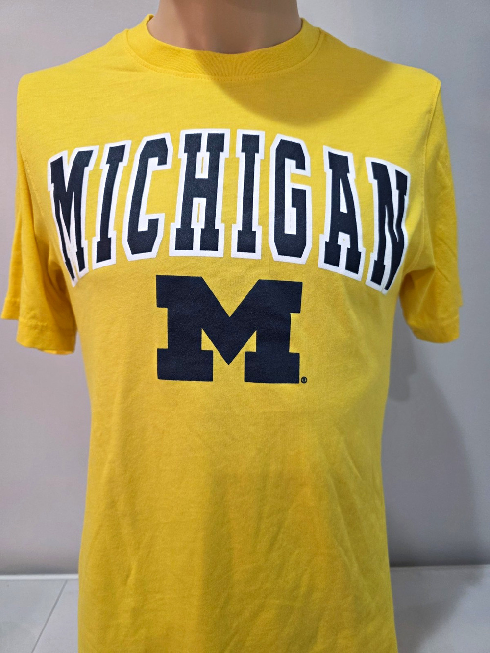 Michigan Wolverines T Shirt Mens Medium Maize Yellow Colosseum NCAA Logo Tee